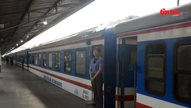 Sà lan đâm cầu Ghềnh làm tuyến đường sắt Bắc - Nam qua khu vực Biên Hòa tê liệt