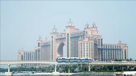 Hàng trăm nghìn hành khách mắc kẹt giữa "chảo lửa" Trung Đông