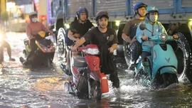 Triều cường vùng ven biển Bắc Bộ giảm chậm, cảnh báo ngập úng kéo dài 4-8 giờ mỗi ngày