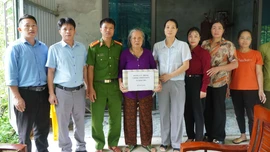 Các địa phương trong tỉnh thăm, tặng quà gia đình chính sách, người có công