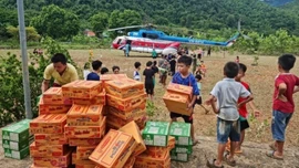 Hơn 18 tấn hàng cứu trợ được trực thăng đưa đến vùng lũ Nghệ An