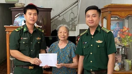 Ban Chỉ huy Bộ đội Biên phòng Lào Cai: Thăm, tặng quà 43 gia đình chính sách và Bà mẹ Việt Nam Anh hùng