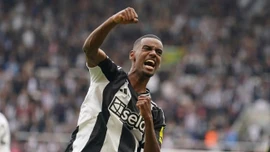 Isak đòi chia tay Newcastle, Liverpool sẵn sàng nổ 'bom tấn' thứ 3