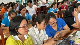 Hơn 300 đại biểu xã Tằng Loỏng được tập huấn thực hiện dịch vụ công trực tuyến