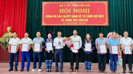 Đảng ủy xã Y Tý công bố quyết định về tổ chức bộ máy và công tác cán bộ