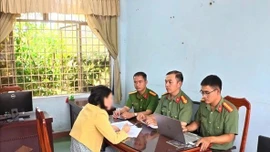 Công an làm việc với người phụ nữ đăng tin bảo hiểm y tế tăng phí hơn 30%