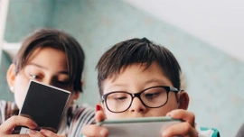 Cảnh báo chứng lác mắt ở giới trẻ do sử dụng thiết bị điện tử