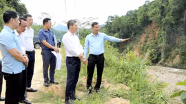 Phó Chủ tịch Thường trực UBND tỉnh Ngô Hạnh Phúc kiểm tra các dự án thủy điện tại xã Chiềng Ken