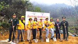 Khởi công xóa nhà dột nát, trao quà tại Si Ma Cai