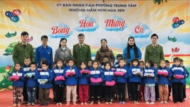 Chi đoàn Công an phường Trung Tâm trao quà cho trẻ em có hoàn cảnh khó khăn và người yếu thế