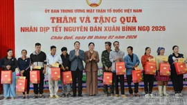 Phó Chủ tịch - Tổng Thư ký Ủy ban Trung ương MTTQ Việt Nam Hà Thị Nga thăm, tặng quà Tết tại xã Châu Quế