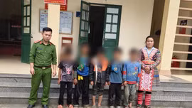 Công an cơ sở Lào Cai kịp thời đưa nhiều trẻ em về nhà an toàn