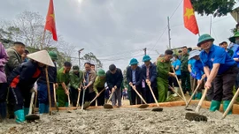 Sôi nổi phong trào làm đường giao thông nông thôn