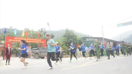 Trên 200 vận động viên tham gia Ngày chạy Olympic tại xã Cốc Lầu