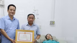 UBND tỉnh Lào Cai trao Bằng khen cho người phụ nữ cứu người trong dông lốc ở phường Nghĩa Lộ