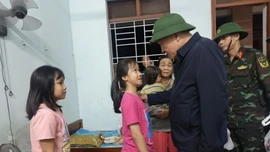 Phó Thủ tướng Thường trực Nguyễn Hòa Bình thăm nhân dân vùng lũ Đắk Lắk