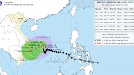 Bão số 15 di chuyển chậm, tiếp tục suy yếu nhưng gây gió mạnh nguy hiểm trên biển