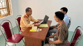 Xử lý lái xe tải gây hỏng khung biển báo cầu Yên Bái