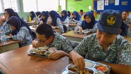 Tổng thống Indonesia bảo vệ chương trình bữa ăn miễn phí dù 6.000 người bị ngộ độc