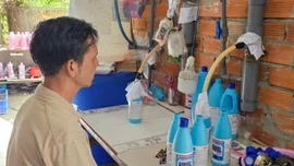 Hàng nghìn sản phẩm tẩy rửa giả nhãn hiệu nổi tiếng bị phát hiện tại bãi xe ở TP Hồ Chí Minh