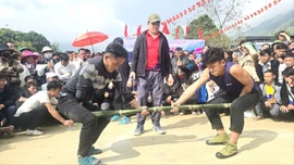 Sôi nổi trò chơi dân gian tại Lễ hội Văn hóa các dân tộc xã Dền Sáng