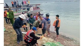 Khắc phục hậu quả vụ tai nạn giao thông đường thủy đặc biệt nghiêm trọng trên hồ Thác Bà