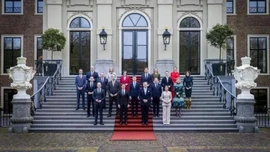 Thủ tướng trẻ nhất lịch sử Hà Lan cùng nội các tuyên thệ nhậm chức