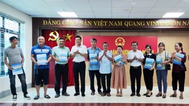 UBND phường Cam Đường trao quyết định giao đất cho 12 hộ dân thuộc Dự án Xử lý sạt lở sau Trường Chính trị tỉnh Lào Cai