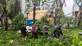 Bão Kajiki gây nhiều thiệt hại sau khi quét qua đảo Hải Nam, Trung Quốc