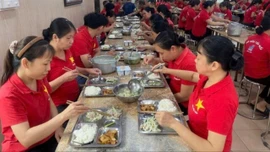 Bữa cơm Công đoàn đem lại niềm vui cho người lao động Dệt may