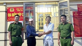 Công an xã Mậu A hỗ trợ người dân nhận lại tiền chuyển khoản nhầm