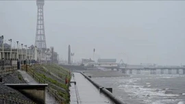 Bão Floris gây gián đoạn giao thông tại Anh, gió giật tới 137 km/h