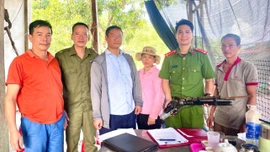 Công an xã Xuân Hòa đẩy mạnh cao điểm vận động thu hồi vũ khí, vật liệu nổ, công cụ hỗ trợ và pháo