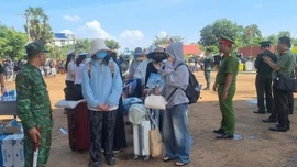 Tiếp nhận 59 công dân Việt Nam do lực lượng chức năng Campuchia trao trả