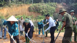 Phường Âu Lâu tổ chức “Ngày cuối tuần cùng dân và doanh nghiệp” hỗ trợ làm nhà cho gia đình chính sách