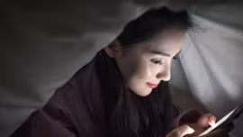 "Đột quỵ mắt" khi dùng điện thoại trước giờ ngủ và cách phòng tránh