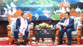 Đoàn đại biểu tỉnh Lào Cai (Việt Nam) chào xã giao Bí thư Tỉnh ủy Xay Nhạ Bu Ly (Lào)