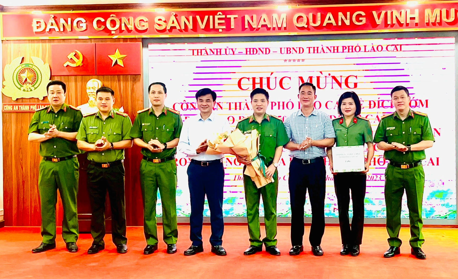đồng chí Đoàn Ngọc Tuyến - Phó Bí thư Thường trực Thành uỷ làm trưởng đoàn đã tặng hoa, quà chúc mừng tập thể lãnh đạo cán bộ chiến sĩ, Công an thành phố. .jpg