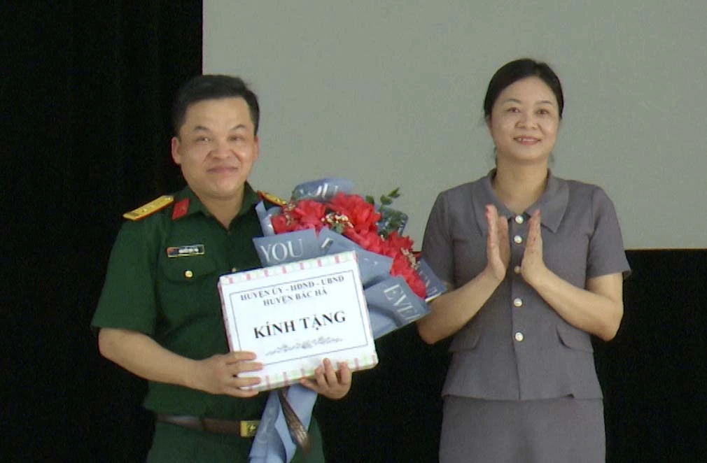 tặng quà đơn vị huấn luyện(1).jpg