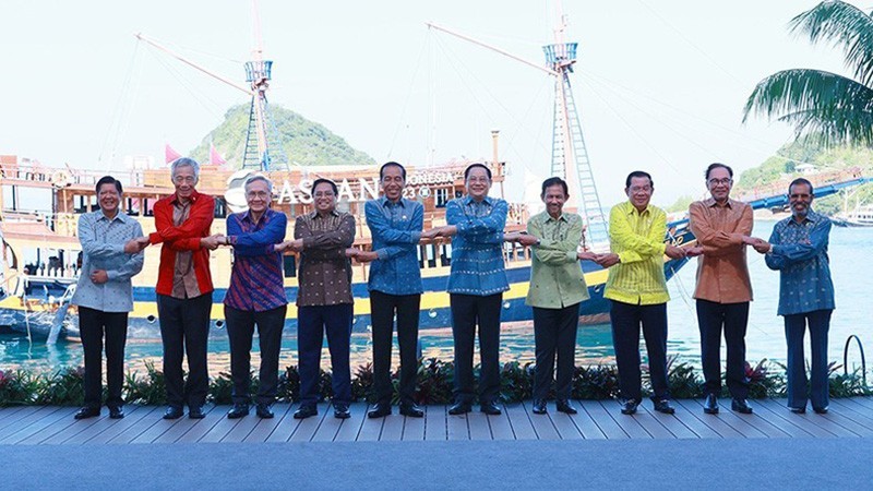 Các nhà Lãnh đạo ASEAN chụp ảnh lưu niệm tại Hội nghị cấp cao ASEAN lần thứ 42. Các nhà Lãnh đạo ASEAN chụp ảnh lưu niệm tại Hội nghị cấp cao ASEAN lần thứ 42.