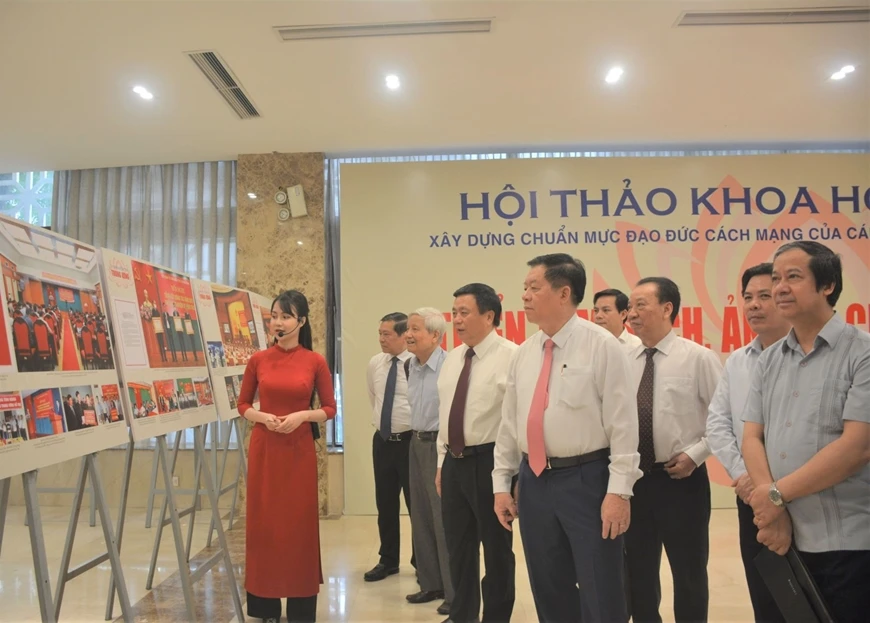 Các đại biểu tham quan khu trưng bày tại hội thảo.