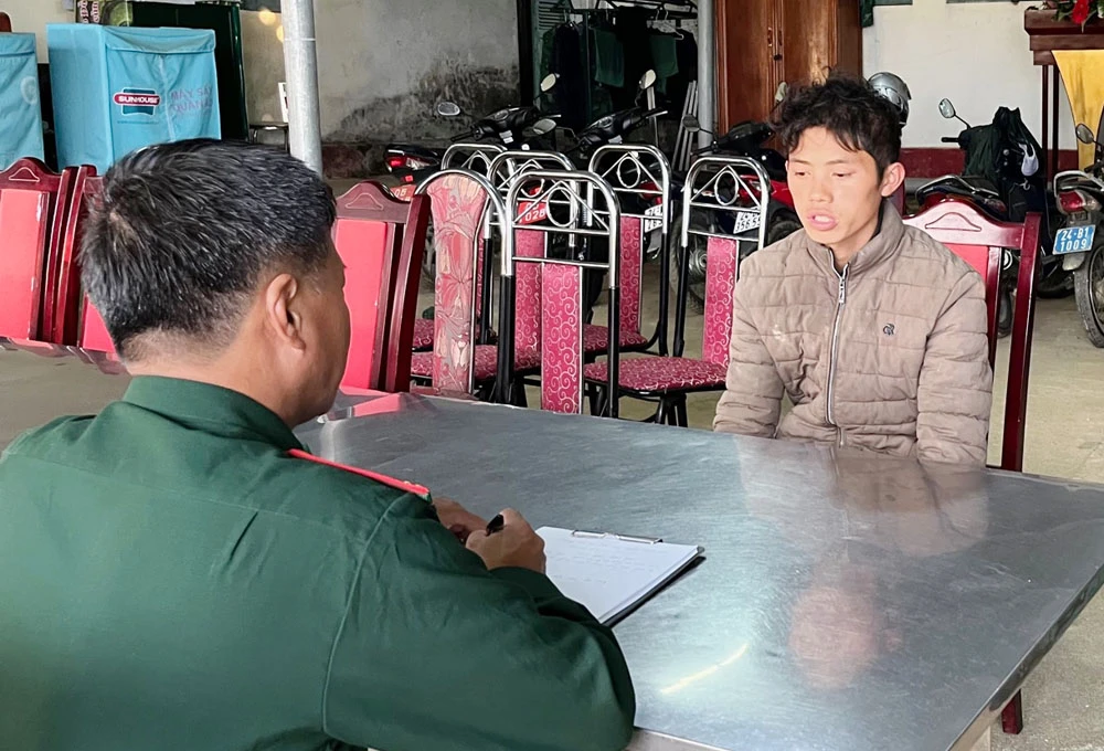 Lấy lời khai đối tượng Sùng Seo Chẩn làm việc tại đồn Biên phòng Nậm Chẩy.jpg