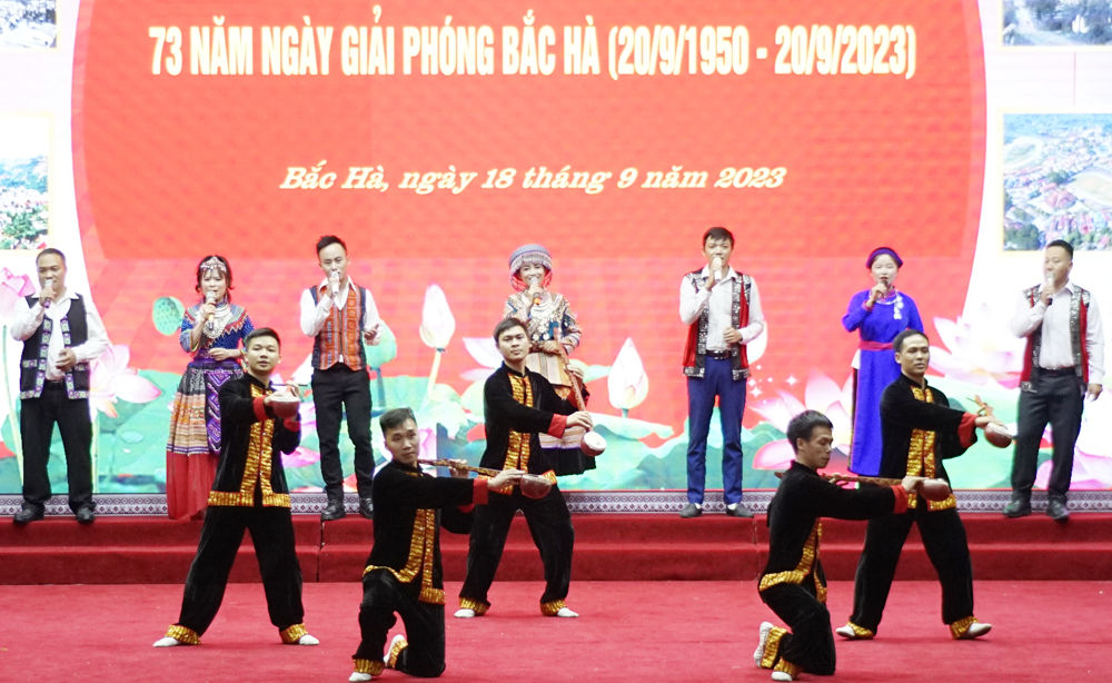 Biểu diễn văn nghệ tại lễ kỷ niệm. 1(1).JPG