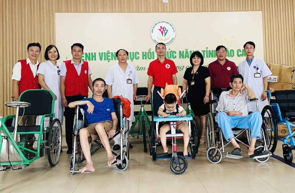 anh 2 tin trao tang xe lăn.jpg