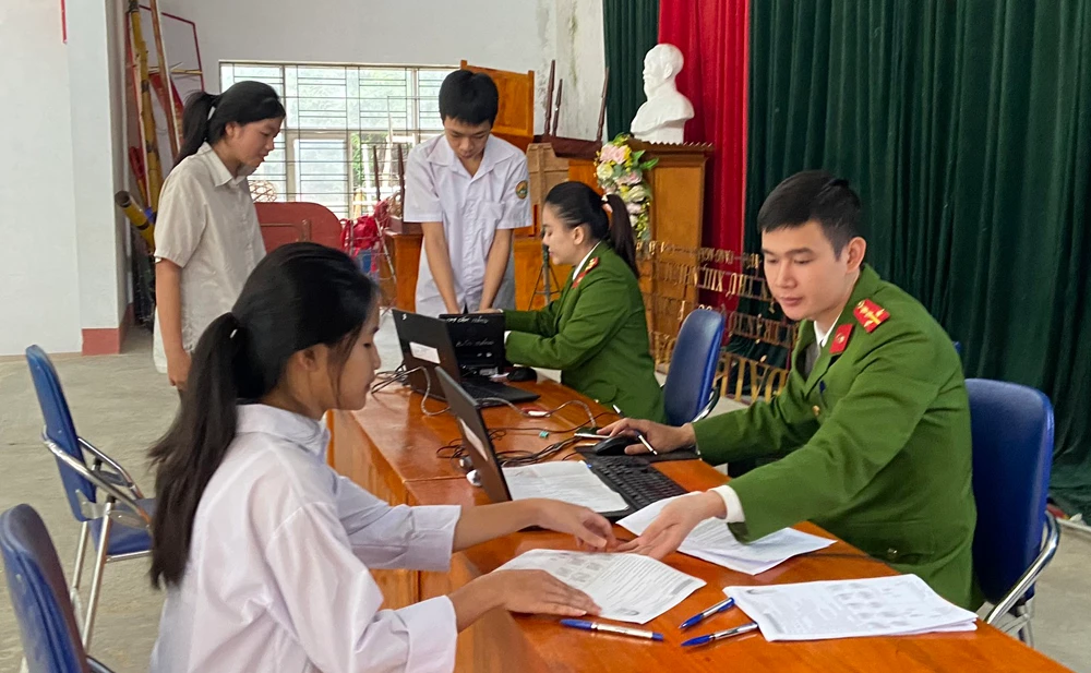 Đội CS QLHC về TTXH Công an huyện Bảo Thắng làm CCCD cho các em học sinh đủ 14 tuổi.jpg