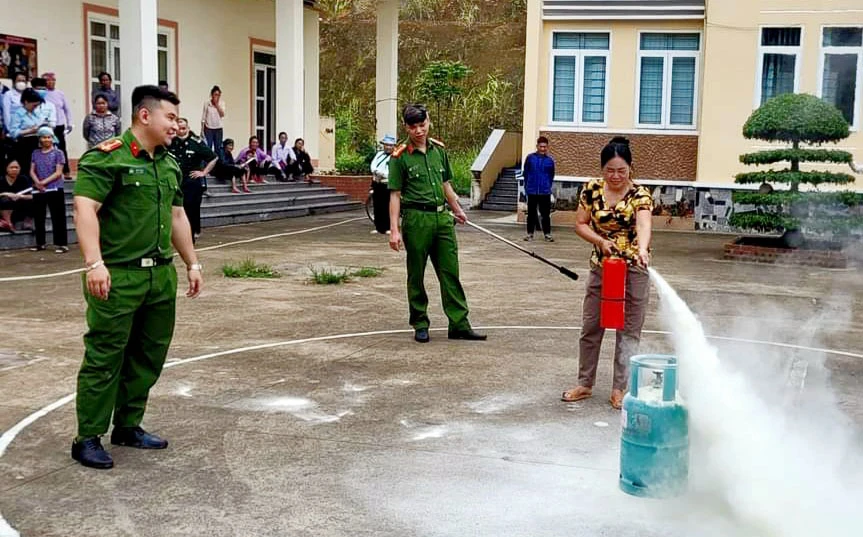 Thực hành cách sử dụng bình bọt chữa cháy..jpg