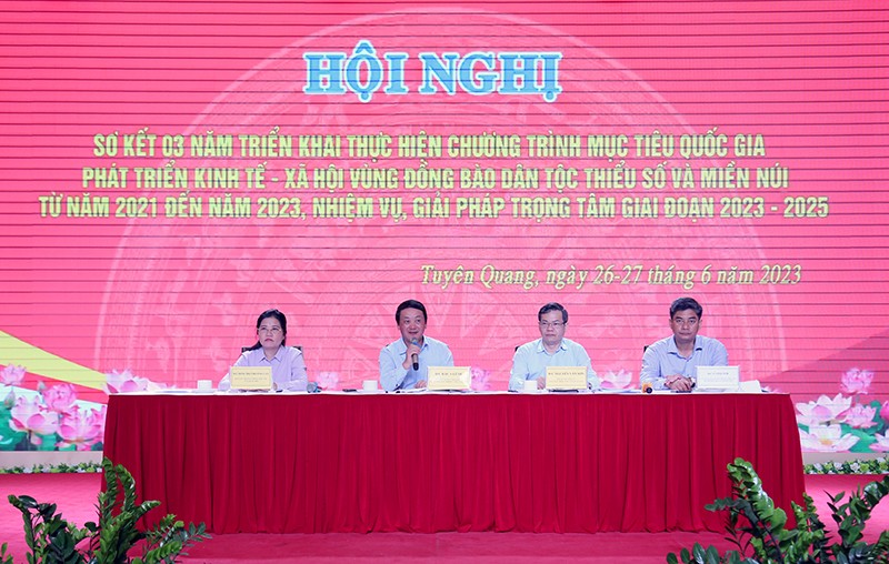 Các đồng chí chủ trì hội nghị. Các đồng chí chủ trì hội nghị.