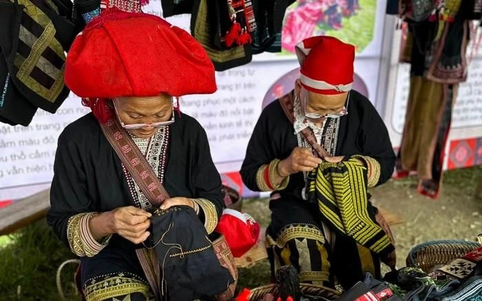 Nhờ có HTX thổ cẩm, nhiều phụ nữ lớn tuổi vẫn có thể tham gia sản xuất hàng hóa tăng thu nhập.