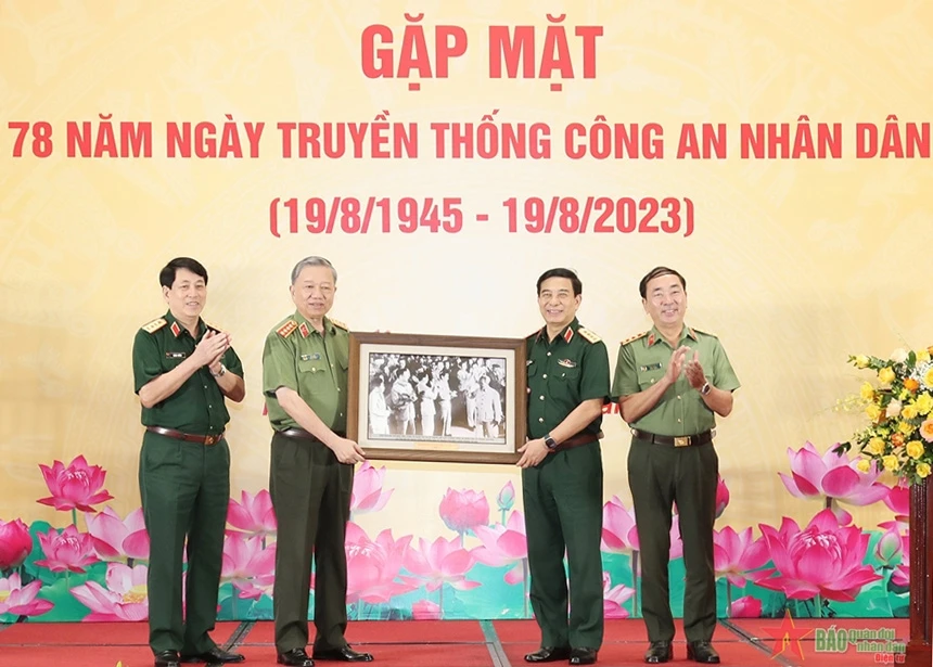 Trong bất luận điều kiện, hoàn cảnh nào, QĐND và Công an nhân dân cũng tuyệt đối trung thành với Đảng, Nhà nước và nhân dân.