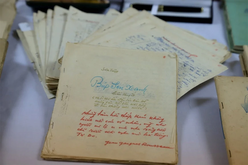 Trung tâm Lưu trữ quốc gia III tiếp nhận tài liệu về Bác Hồ do gia đình nhà văn Sơn Tùng trao tặng ảnh 1